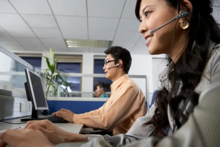 chinese businesspeople using computer